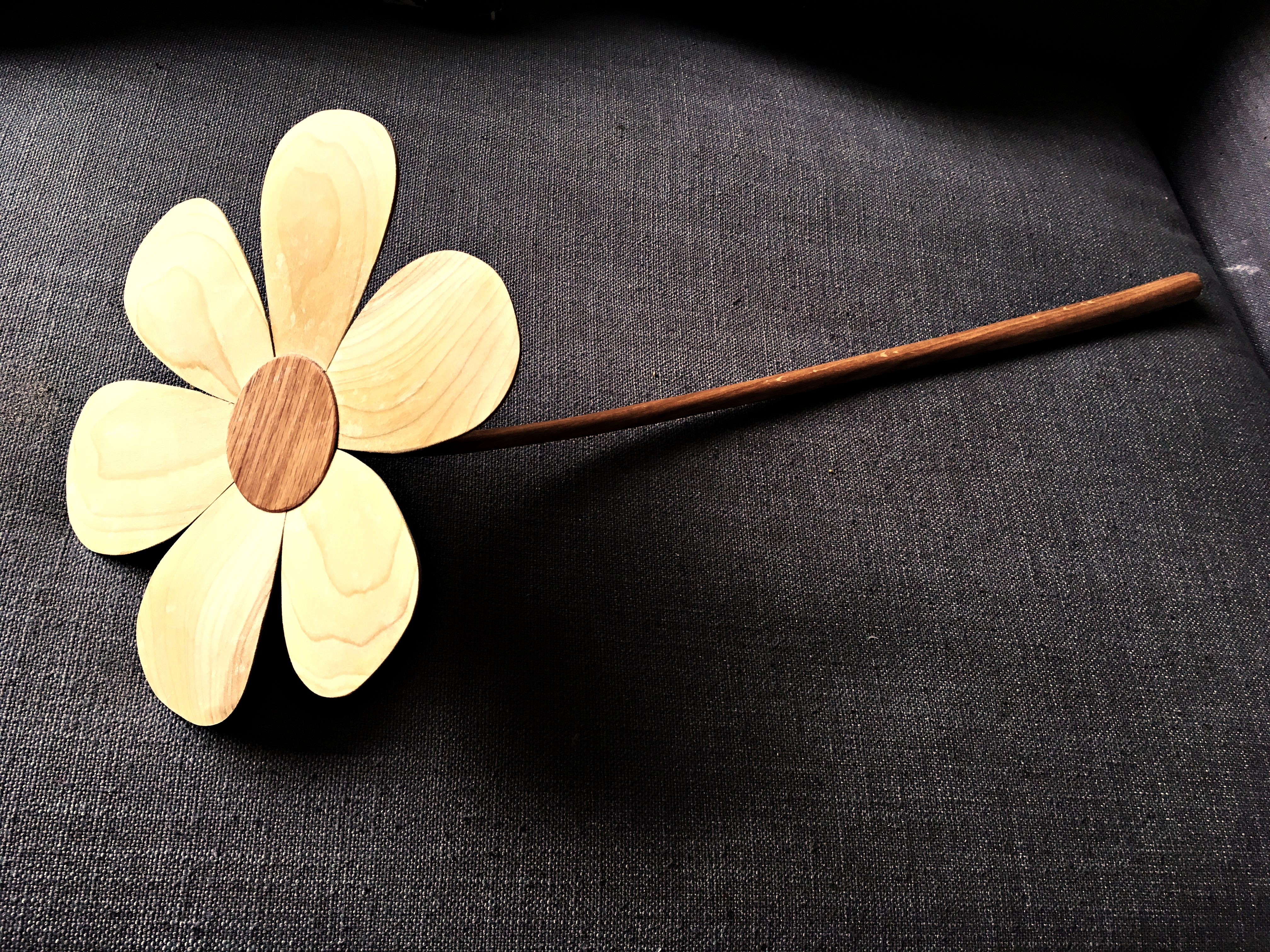 käsitöö, eesti traditisooniline käsitöö, puitdisain, lill, karikakar, puidust lill